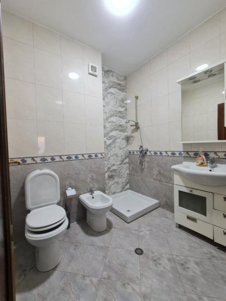 Durres, jepet me qera apartament 3+1 Kati 3, 138 m² 850 € (Stacioni i Trenit, Banka Intesa San Paolo)