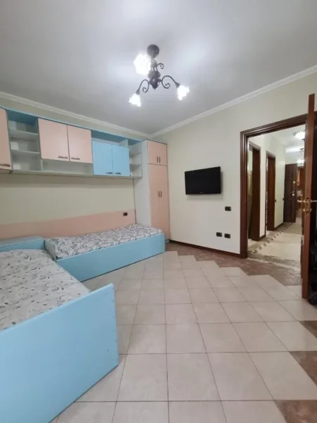 Durres, jepet me qera apartament 3+1 Kati 3, 138 m² 850 € (Stacioni i Trenit, Banka Intesa San Paolo)