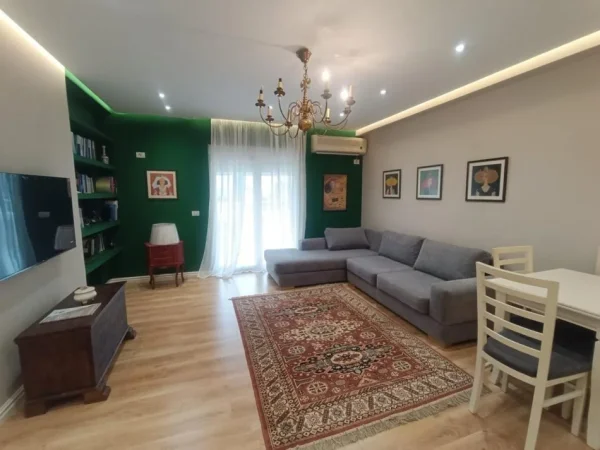 Tirane, jepet me qera apartament duplex 1+1 Kati 9, 800 € 