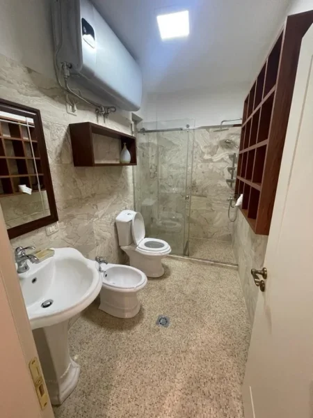 Tirane, jepet me qera apartament duplex 1+1 Kati 9, 800 € 