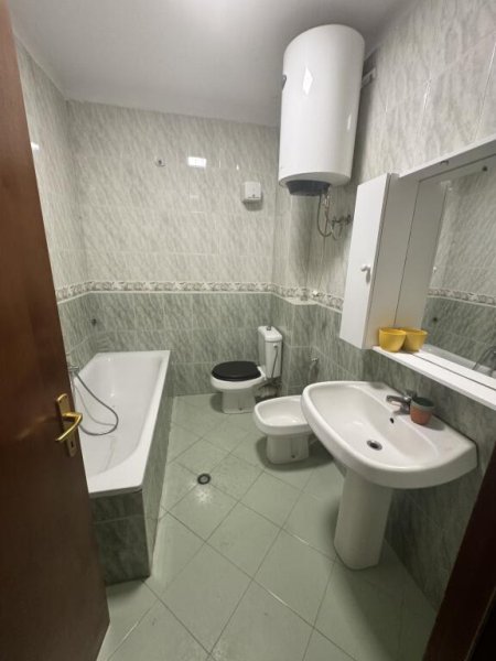 Tirane, jepet me qera apartament 1+1+gatim me vete Ballkon Kati 8, 80 m² 550 € ( Bulevardin Gjergj Fishta, pranë Gjykatës)