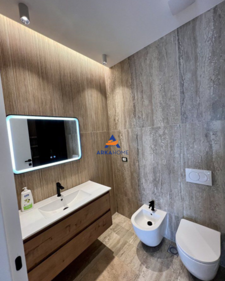 Tirane, jepet me qera apartament 2+1+Ballkon Kati 9, 95 m² 1.100 € (KOMUNA E PARISIT)