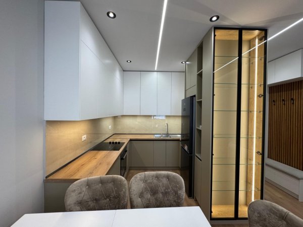 Tirane, jepet me qera apartament 3+1 Kati 6, 650 € 