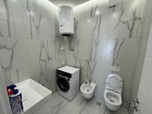 Tirane, jepet me qera apartament 3+1 Kati 6, 650 € 