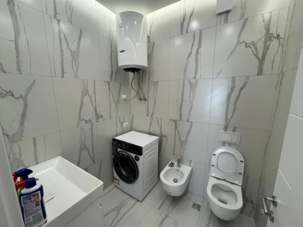 Tirane, jepet me qera apartament 3+1 Kati 6, 650 € 