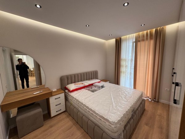 Tirane, jepet me qera apartament 3+1 Kati 6, 650 € 