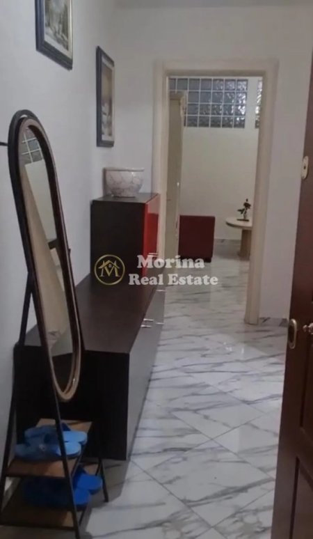 Tirane, jepet me qera apartament 2+1 Kati 4, 80 m² 400 € (Casa Italia)