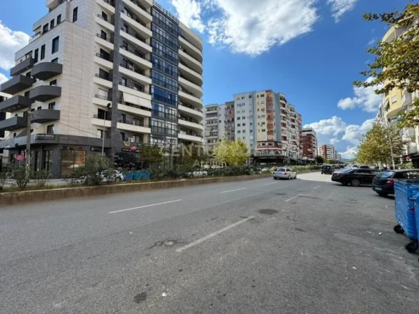 Tirane, shitet dyqan Kati 0, 136 m² 380.000 € (Astir)
