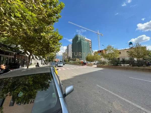 Tirane, shitet dyqan Kati 0, 136 m² 380.000 € (Astir)