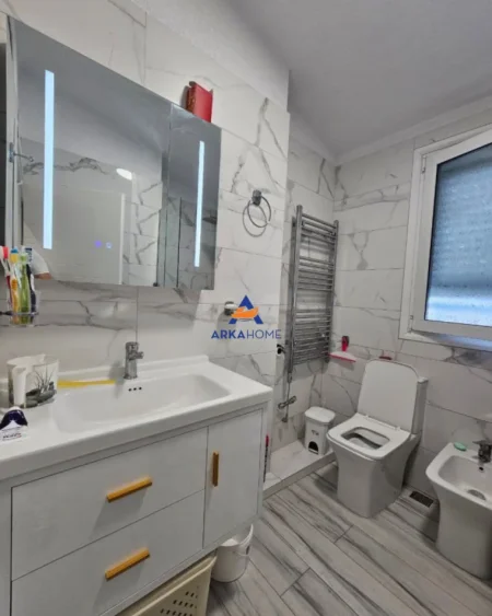 Tirane, jepet me qera apartament 1+1+Ballkon Kati 6, 75 m² 550 € (RRUGA RRAPO HEKALI,KODRA E DIELLIT)