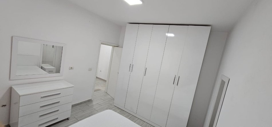 Tirane, jepet me qera apartament 1+1 Kati 3, 50 m² 600 € (Barrikadat ,Shkolla Lidhja e Prizrenit)
