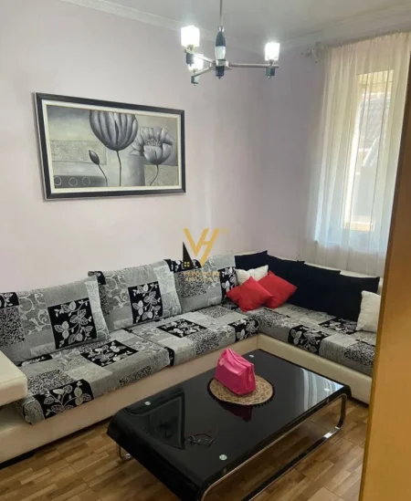 Tirane, jepet me qera apartament 1+1+Ballkon Kati 5, 70 m² 600 € (PALLATET AGIMI)