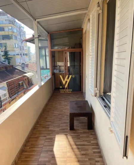Tirane, jepet me qera apartament 1+1+Ballkon Kati 5, 70 m² 600 € (PALLATET AGIMI)