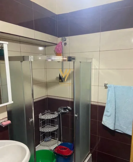 Tirane, jepet me qera apartament 1+1+Ballkon Kati 5, 70 m² 600 € (PALLATET AGIMI)