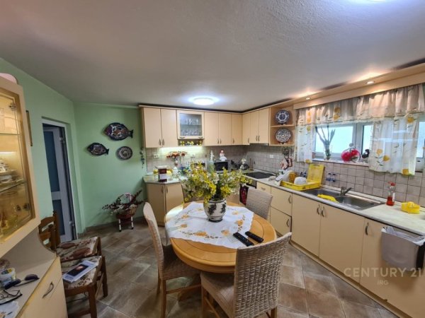 Tirane, jepet me qera Vile 3 Katshe Kati 3, 450 m² 2.500 € (Selvia)