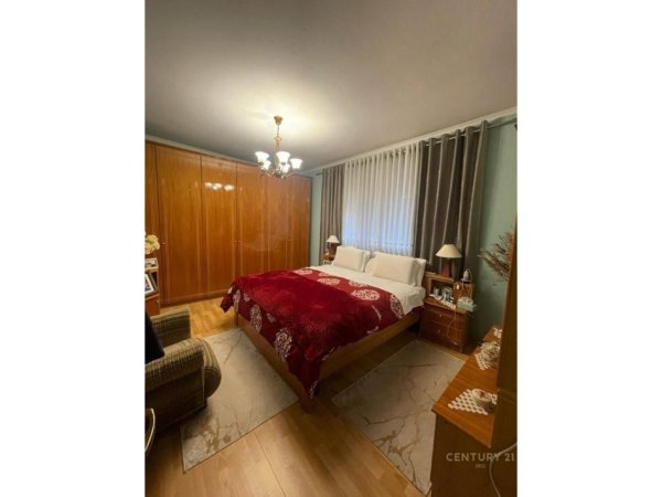 Tirane, jepet me qera Vile 3 Katshe Kati 3, 450 m² 2.500 € (Selvia)