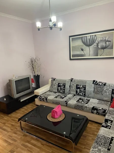 Tirane, jepet me qera apartament 1+1 Kati 5, 62 m² 600 € (Pallatet Agimi)