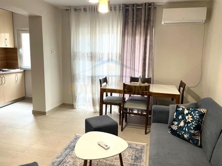 Tirane, jepet me qera apartament 3+1 Kati 5, 80 m² 690 € 