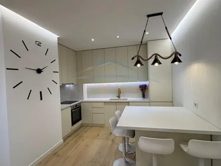 Tirane, jepet me qera apartament 2+1 Kati 5, 75 m² 700 € 