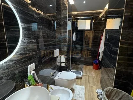 Tirane, jepet me qera apartament 2+1 Kati 5, 75 m² 700 € 