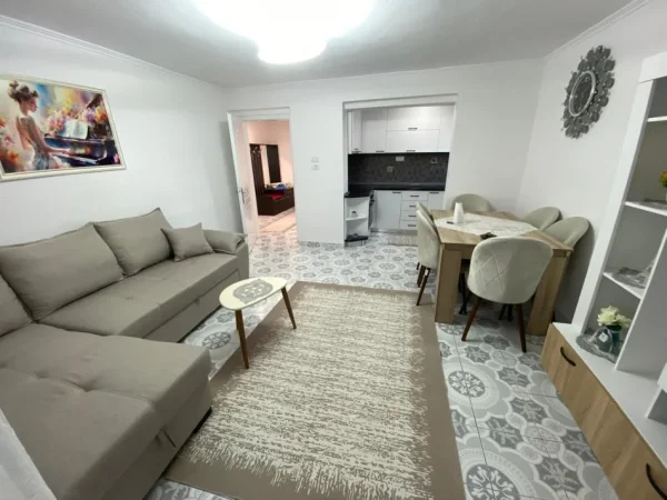 Tirane, jepet me qera apartament 2+1 Kati 4, 600 € 