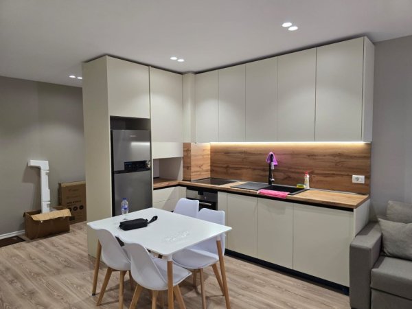 Tirane, jepet me qera apartament 2+1 Kati 5, 500 € 