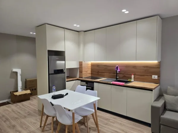 Tirane, jepet me qera apartament 2+1 Kati 5, 500 € 