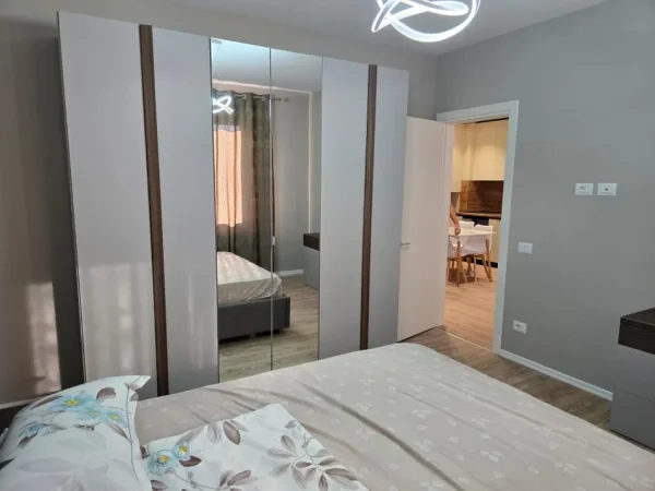 Tirane, jepet me qera apartament 2+1 Kati 5, 500 € 