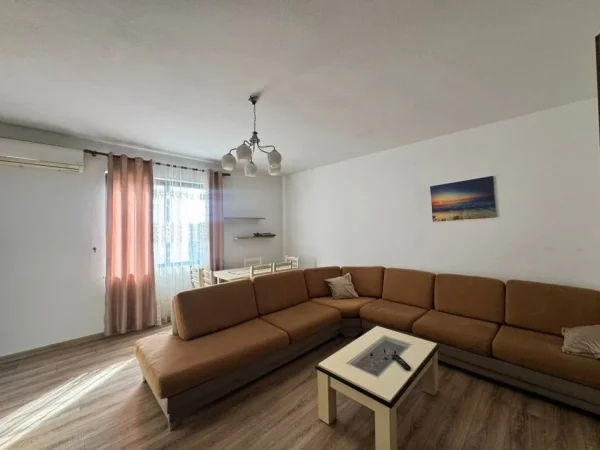 Tirane, jap me qera apartament 2+1+Ballkon Kati 7, 115 m² 800 € (Rruga Muhamed Gjollesha)