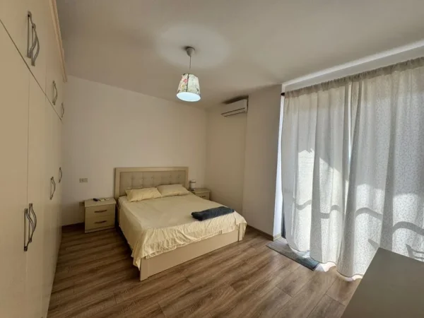 Tirane, jap me qera apartament 2+1+Ballkon Kati 7, 115 m² 800 € (Rruga Muhamed Gjollesha)