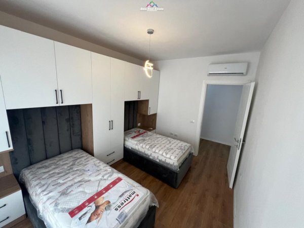 Tirane, jepet me qera apartament 2+1+Ballkon Kati 7, 100 m² 700 € (porcelan)