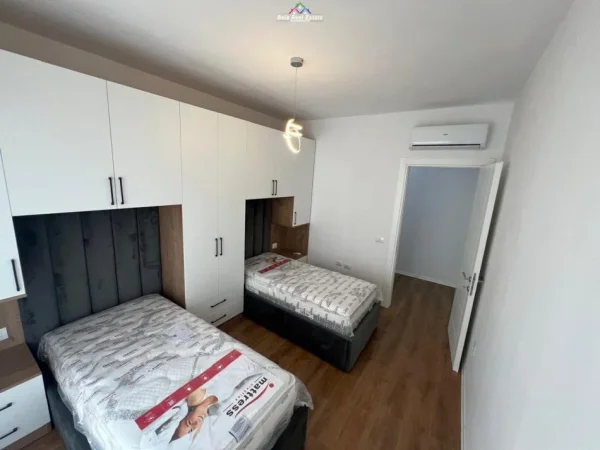 Tirane, jepet me qera apartament 2+1+Ballkon Kati 7, 100 m² 700 € (porcelan)