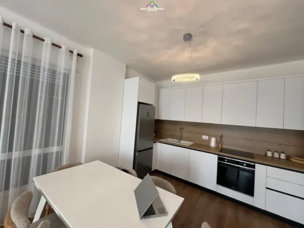Tirane, jepet me qera apartament 2+1+Ballkon Kati 7, 100 m² 700 € (porcelan)