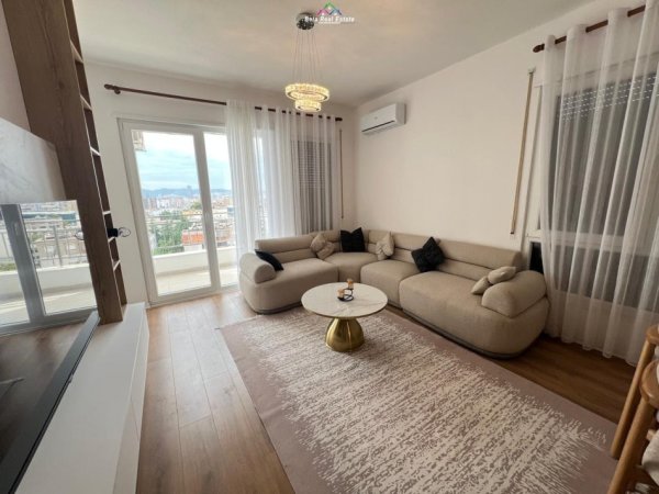 Tirane, jepet me qera apartament 2+1+Ballkon Kati 7, 100 m² 700 € (porcelan)