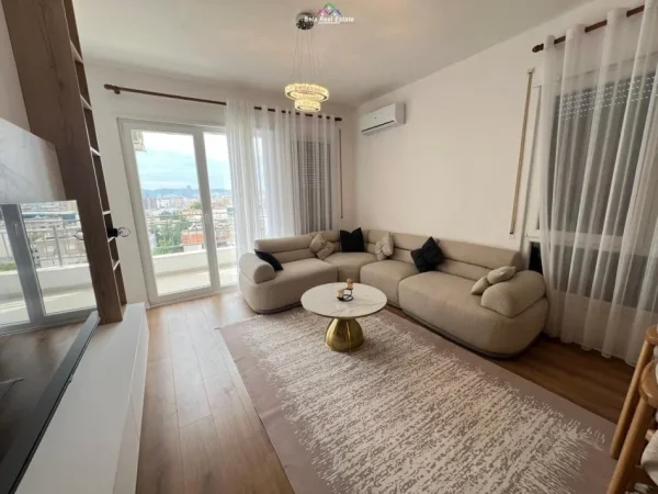 Tirane, jepet me qera apartament 2+1+Ballkon Kati 7, 100 m² 700 € (porcelan)