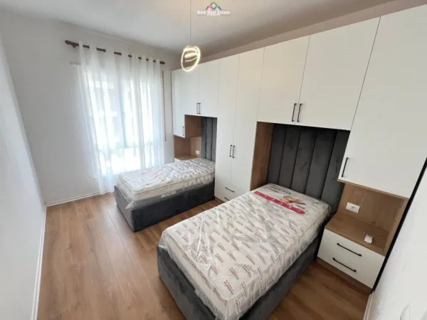 Tirane, jepet me qera apartament 2+1+Ballkon Kati 7, 100 m² 700 € (porcelan)