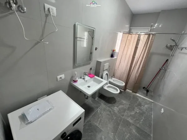 Tirane, jepet me qera apartament 2+1+Ballkon Kati 7, 100 m² 700 € (porcelan)