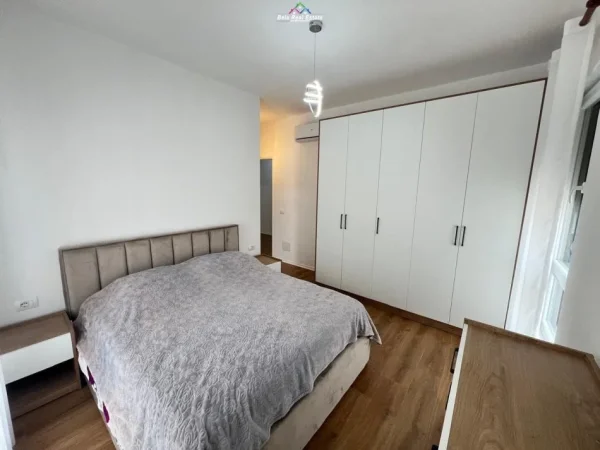 Tirane, jepet me qera apartament 2+1+Ballkon Kati 7, 100 m² 700 € (porcelan)