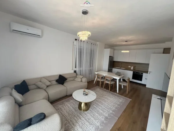 Tirane, jepet me qera apartament 2+1+Ballkon Kati 7, 100 m² 700 € (porcelan)