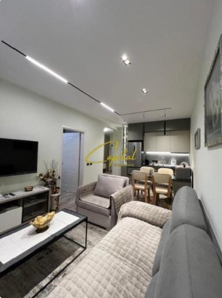 Tirane, jepet me qera apartament 1+1 Kati 10, 70 m² 970 € (QENDER)
