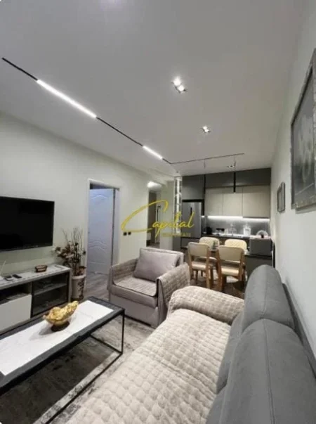 Tirane, jepet me qera apartament 1+1 Kati 10, 70 m² 970 € (QENDER)