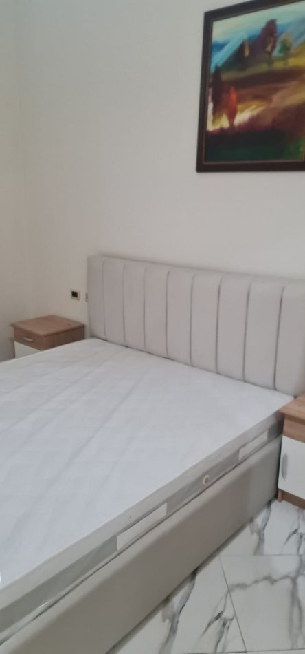 Tirane, jepet me qera apartament 2+1 Kati 4, 80 m² 400 € (Casa Italia)
