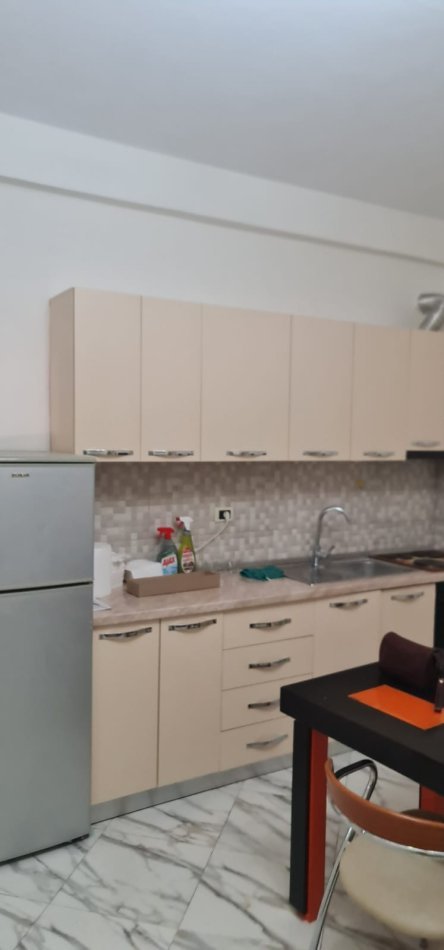 Tirane, jepet me qera apartament 2+1 Kati 4, 80 m² 400 € (Casa Italia)