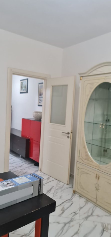 Tirane, jepet me qera apartament 2+1 Kati 4, 80 m² 400 € (Casa Italia)