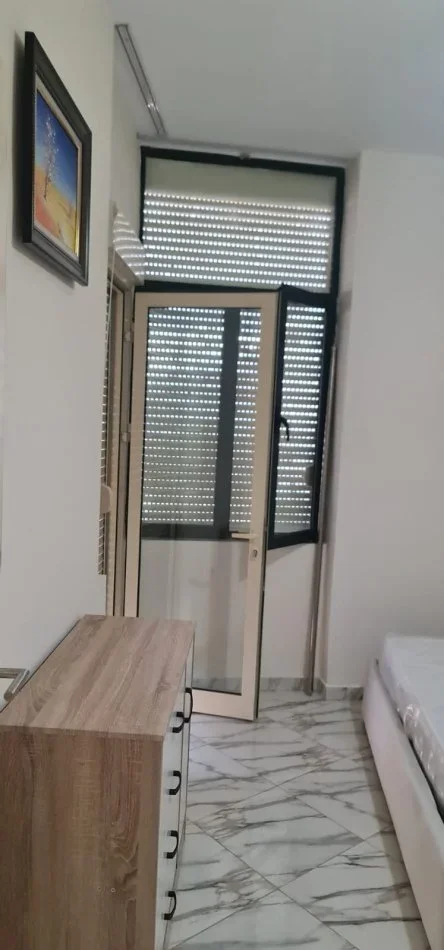 Tirane, jepet me qera apartament 2+1 Kati 4, 80 m² 400 € (Casa Italia)