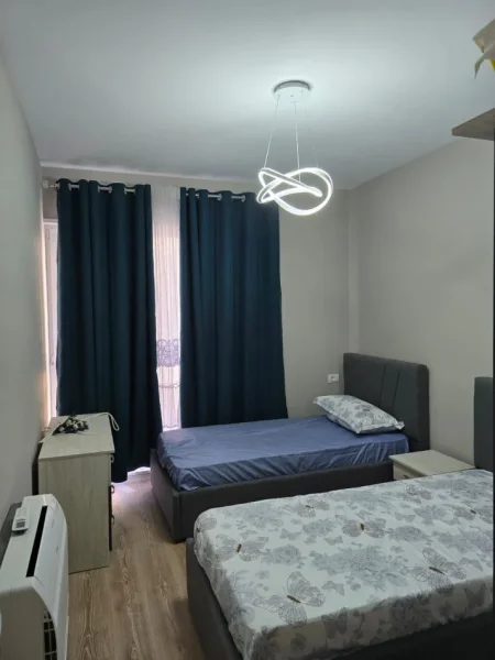 Tirane, jepet me qera apartament 2+1 Kati 5, 89 m² 500 € (Univers city)