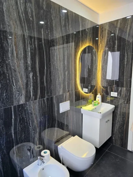 Tirane, jepet me qera apartament 2+1 Kati 5, 89 m² 500 € (Univers city)