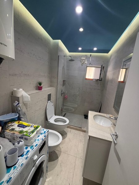 Tirane, jepet me qera apartament 2+1+Ballkon Kati 3, 80 m² 700 € (Rruga muhamet gjollesha , 21 dhjetori . prane mondialit)