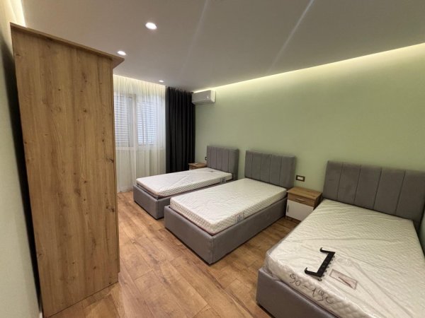 Tirane, jepet me qera apartament 2+1+Ballkon Kati 3, 80 m² 700 € (Rruga muhamet gjollesha , 21 dhjetori . prane mondialit)