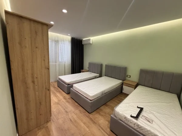 Tirane, jepet me qera apartament 2+1+Ballkon Kati 3, 80 m² 700 € (Rruga muhamet gjollesha , 21 dhjetori . prane mondialit)